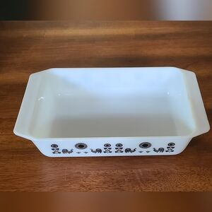 Pyrex vintage 2qt black rooster casserole dish